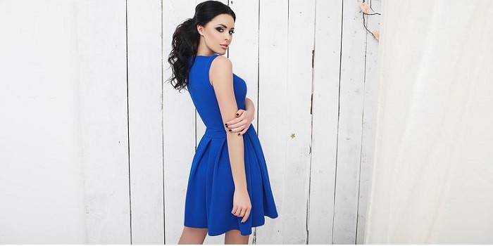 Синее платье - как выбрать вечернее, коктейльное или повседневное по фасону, бренду и стоимости