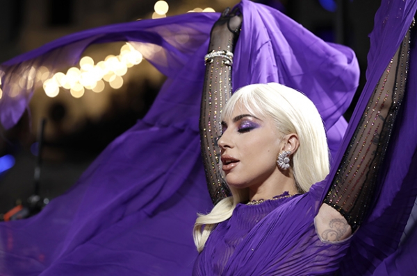 Образ дня: умопомрачительная Леди Гага в "голливудском" платье Gucci на премьере в Лондоне