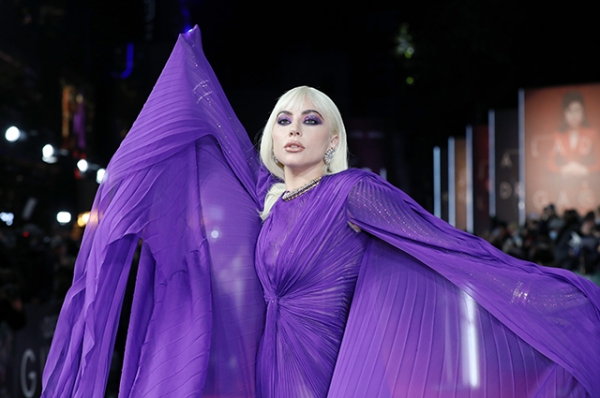 Образ дня: умопомрачительная Леди Гага в "голливудском" платье Gucci на премьере в Лондоне