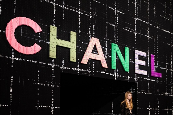 В сети обсуждают отказ заграничных бутиков Chanel от обслуживания русских клиентов