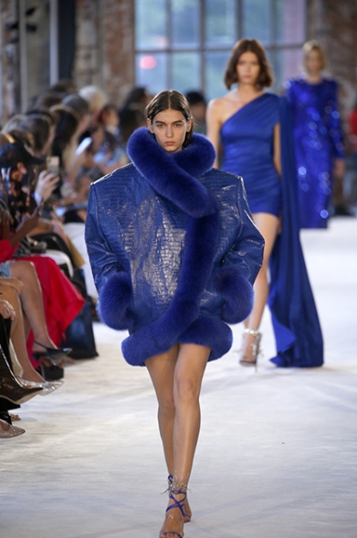 Неделя высокой моды в Париже: Тина Кунаки и Алессандра Амбросио на показах Alexandre Vauthier и Giorgio Armani