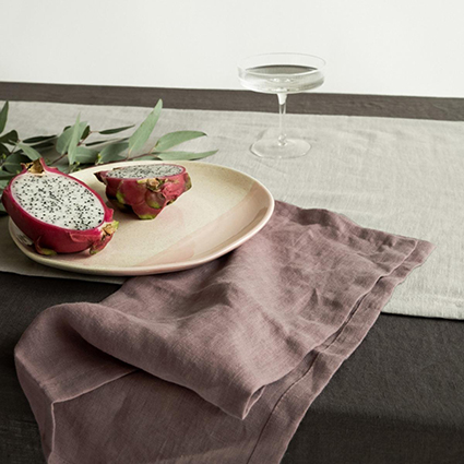 Плетеные салфетки и скатерти с алтайской росписью: 7 идей, как сделать кухню уютнее благодаря столовому текстилю