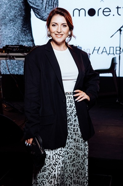 Регина Тодоренко, Агата Муцениеце, Юлия Бордовских посетили вечеринку в честь сериала "Надвое"